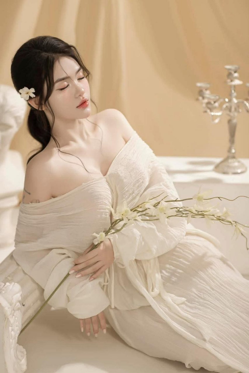 Ngủ chung phòng với quản lý nữ múp vl trong chuyến công tác vietsub